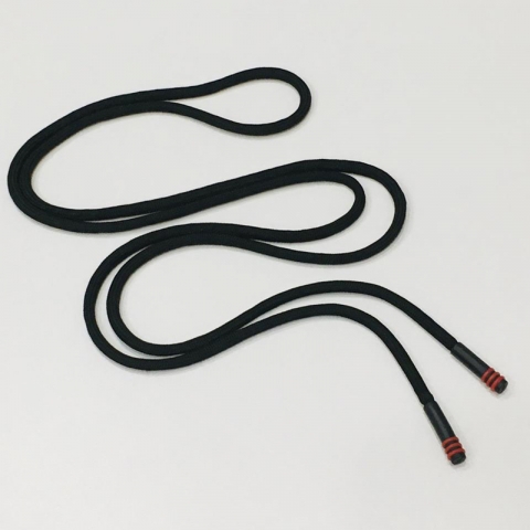 Шнур с декоративным пластик наконечником красные полосы 130см черный уп 2 шт