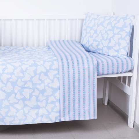 Постельное белье в детскую кроватку Бабочки голубой-Цветочки с простыней на резинке