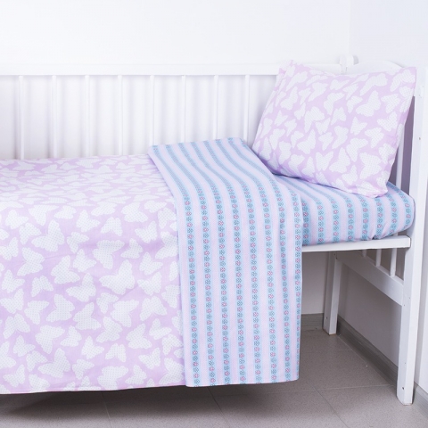 Постельное белье в детскую кроватку Бабочки розовый-Цветочки с простыней на резинке